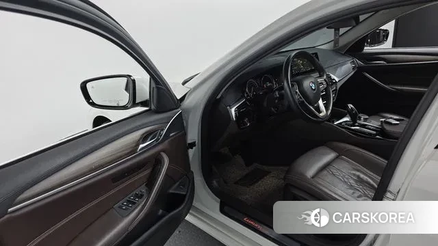 BMW 5 Series (G30) 2018 Белый из Кореи, фото 4