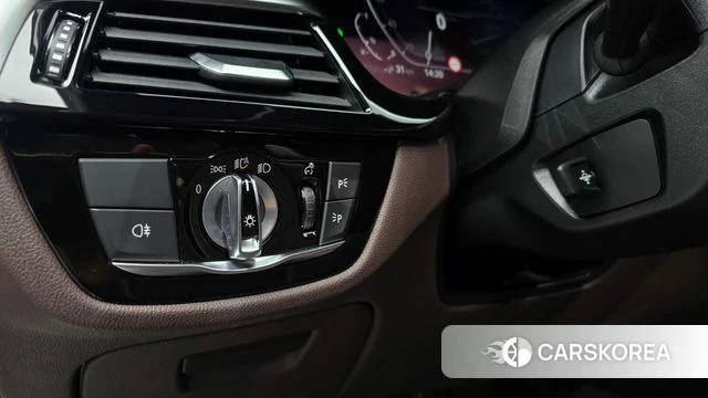 BMW 5 Series (G30) 2021 Белый из Кореи, фото 4