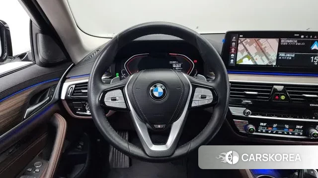 BMW 5 Series (G30) 2023 Белый из Кореи, фото 4