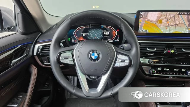 BMW 5 Series (G30) 2023 Серебристо-серый из Кореи, фото 4