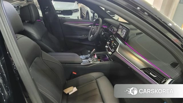 BMW 5 Series (G60) 2023 Черный из Кореи, фото 4
