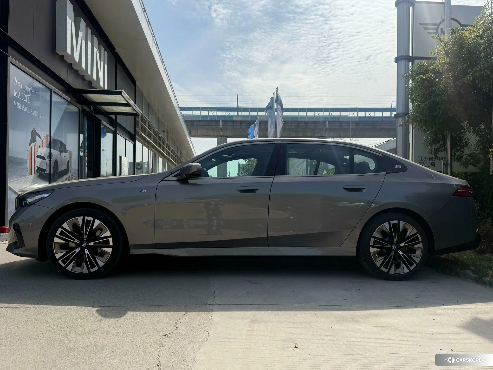 BMW 5 series 2024 Темно-серый из Китая, фото 4
