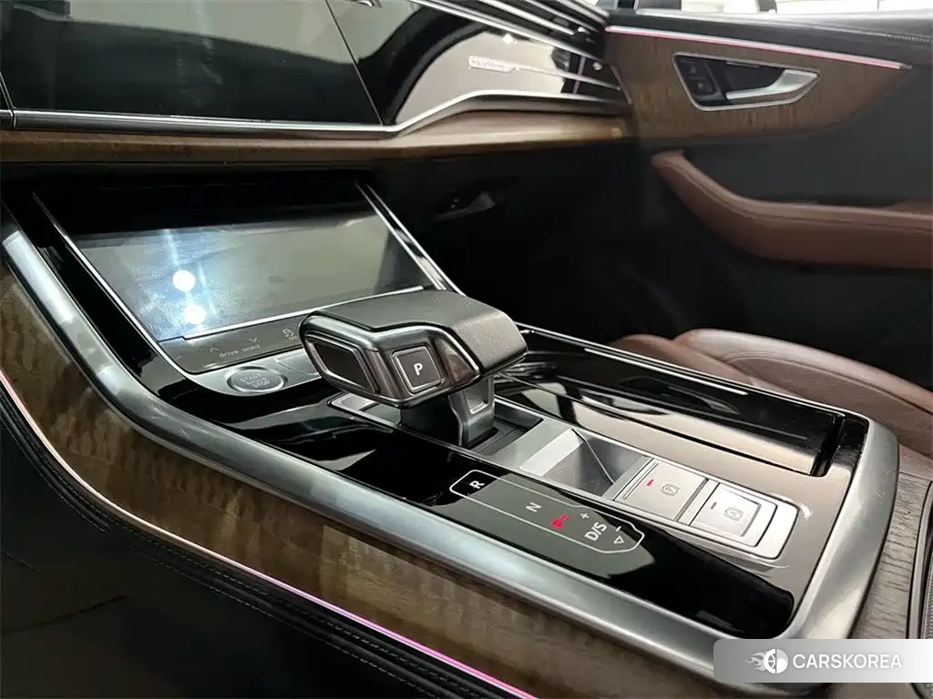 Audi Q7 2023 Silver/gray из Китая, фото 4
