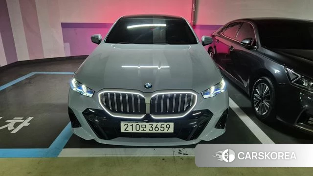 BMW 5 Series (G60) 2025 Небесно-голубой из Кореи, фото 4