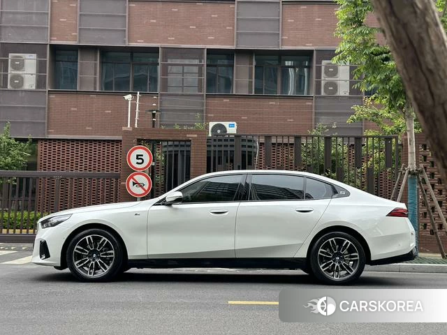 BMW 5 series 2024 Белый из Китая, фото 4