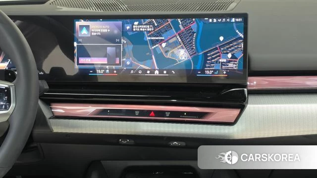 BMW 5 Series (G60) 2026 Серебристо-серый из Кореи, фото 5