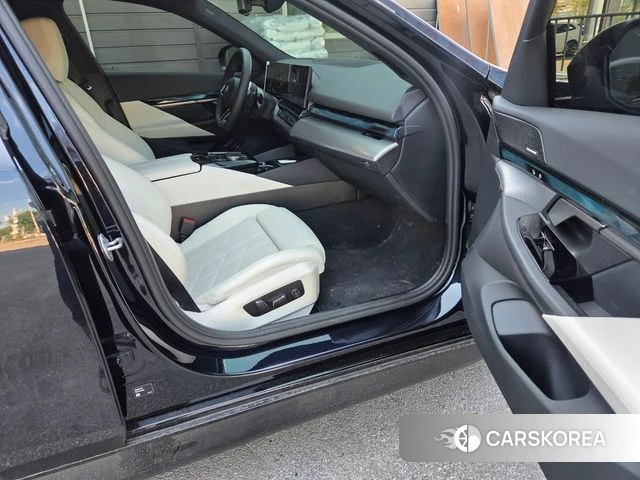 BMW 5 Series (G60) 2025 Синий из Кореи, фото 5