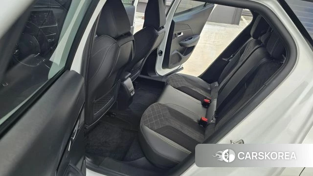 Peugeot e-2008 second generation 2023 Белый двухцветный из Кореи, фото 5