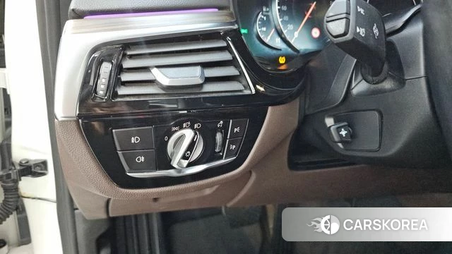 BMW 5 Series (G30) 2018 Белый из Кореи, фото 5