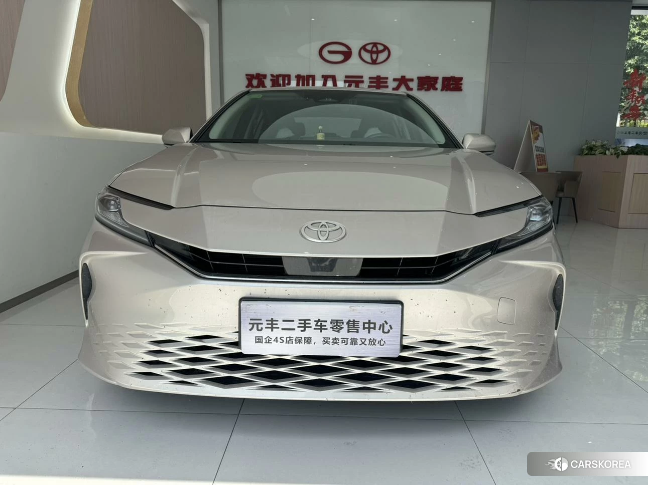 Toyota Camry 2024 Серебристо-серый из Китая, фото 5