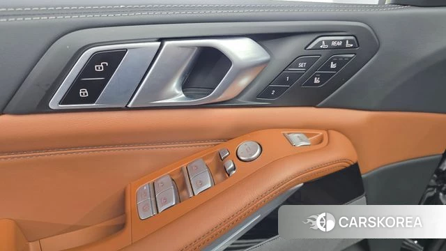 BMW X7 (G07) 2024 Черный из Кореи, фото 5