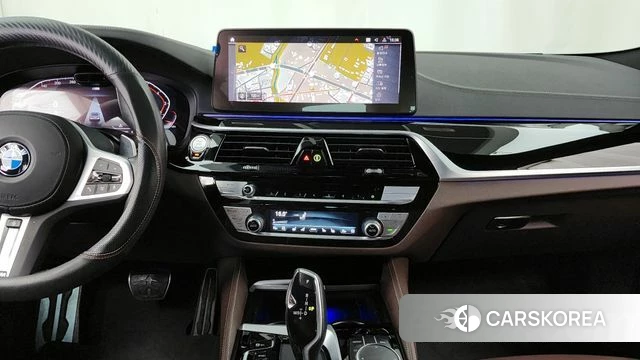 BMW 5 Series (G30) 2023 Белый из Кореи, фото 5