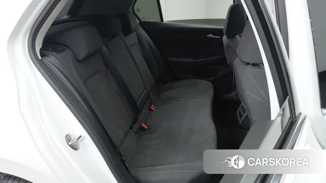 Volkswagen Golf 8th Generation 2023 Белый из Кореи, фото 5