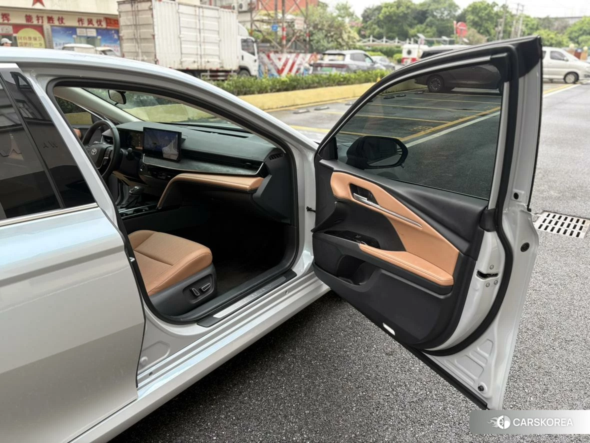 Toyota Camry 2024 Серебристо-серый из Китая, фото 5