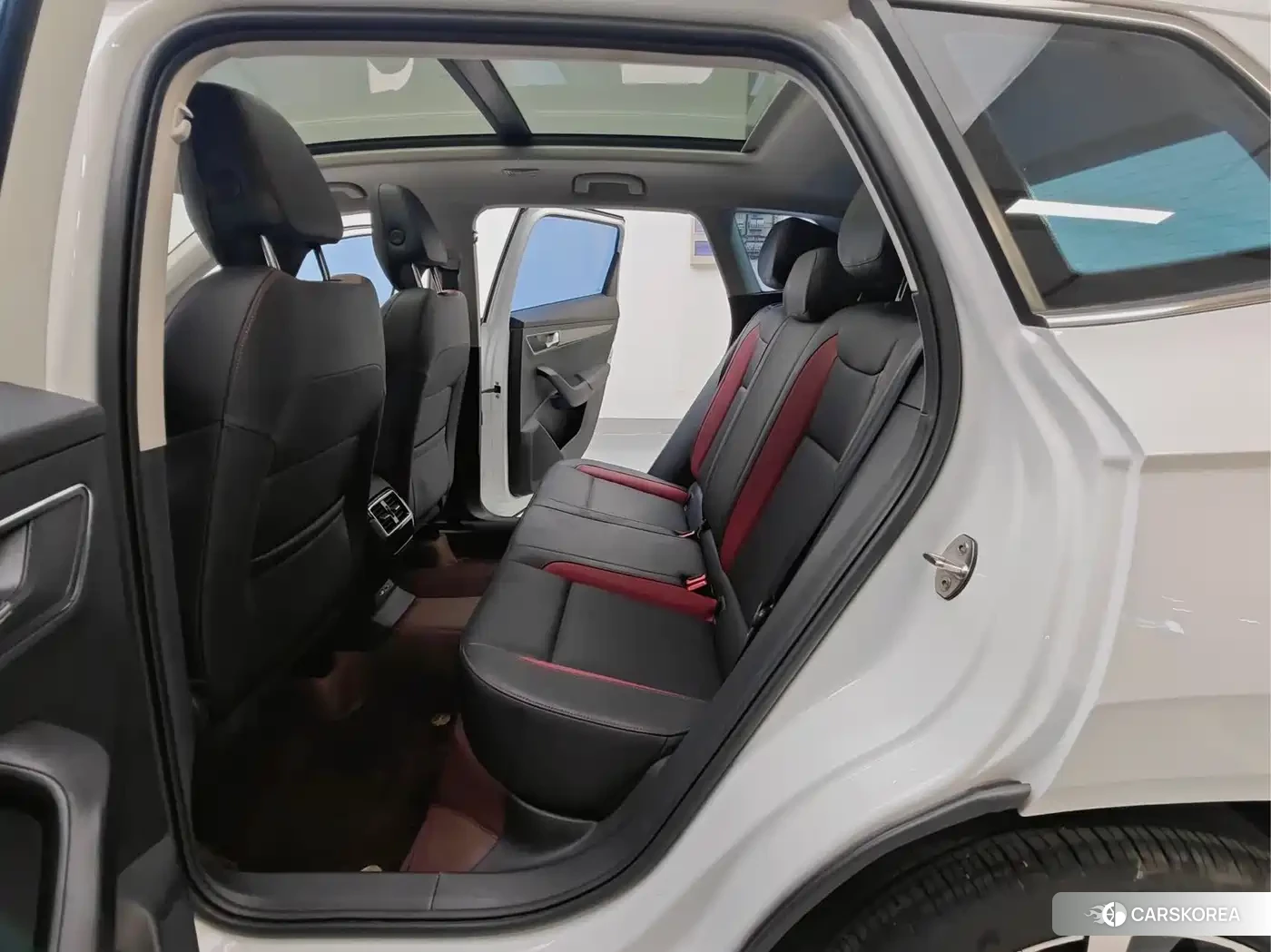 Skoda Karoq 2023 Белый из Китая, фото 5