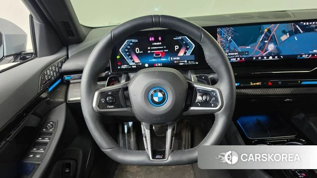 BMW 5 Series (G60) 2024 Цвет галактики из Кореи, фото 5
