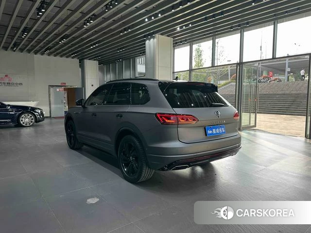 Volkswagen Touareg 2024 Темно-серый из Китая, фото 5