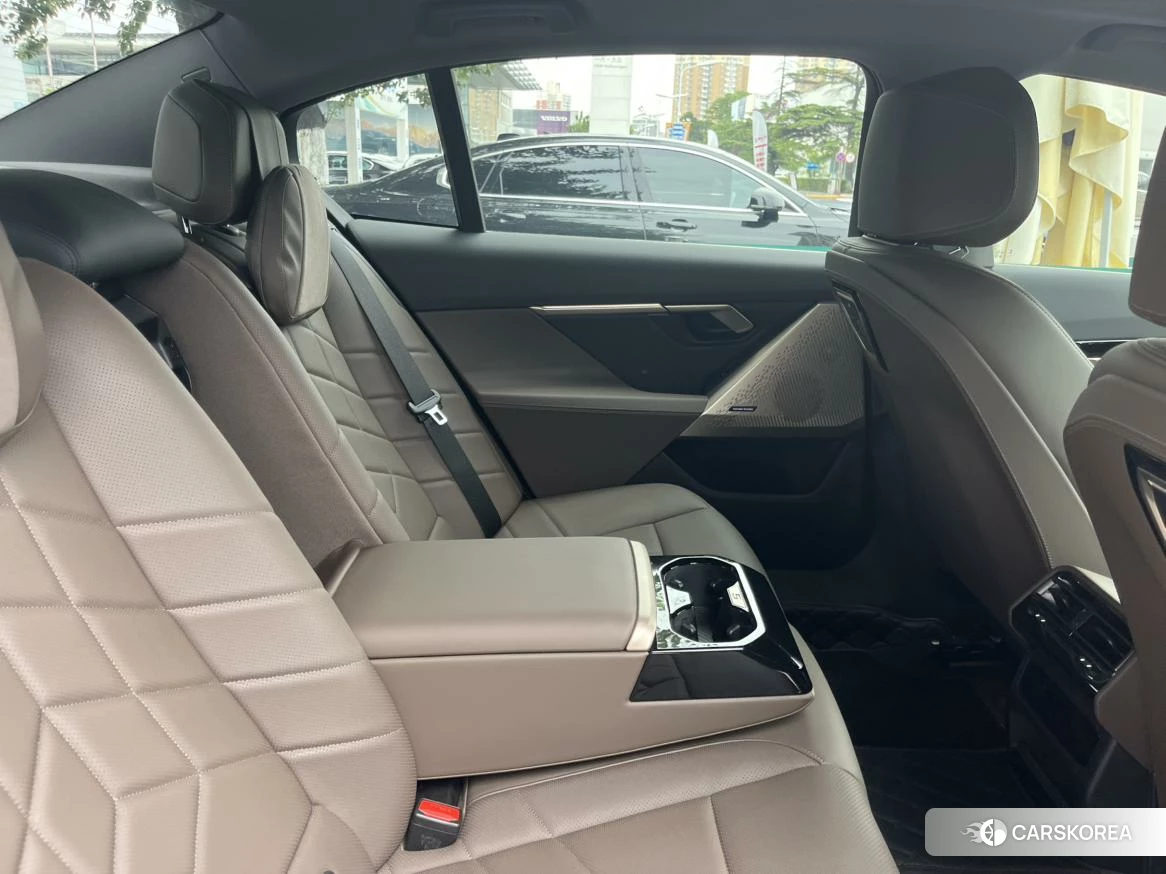BMW 5 series 2024 Темно-серый из Китая, фото 5