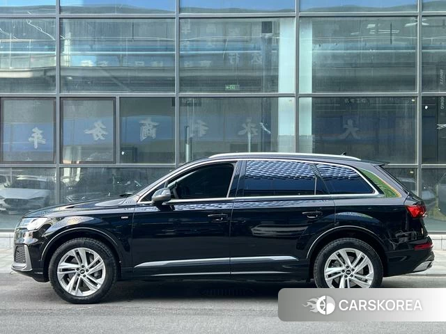 Audi Q7 2023 Черный из Китая, фото 5