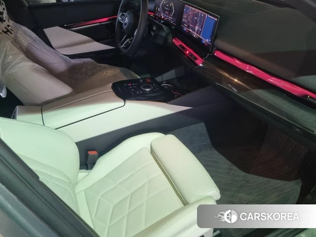 BMW 5 Series (G60) 2025 Цвет тростника из Кореи, фото 5