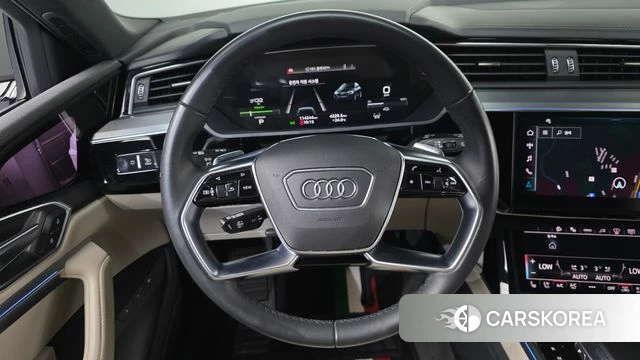 Audi e-Tron 2023 Белый из Кореи, фото 5