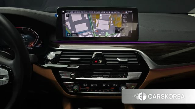 BMW 5 Series (G30) 2023 Серебристо-серый из Кореи, фото 5