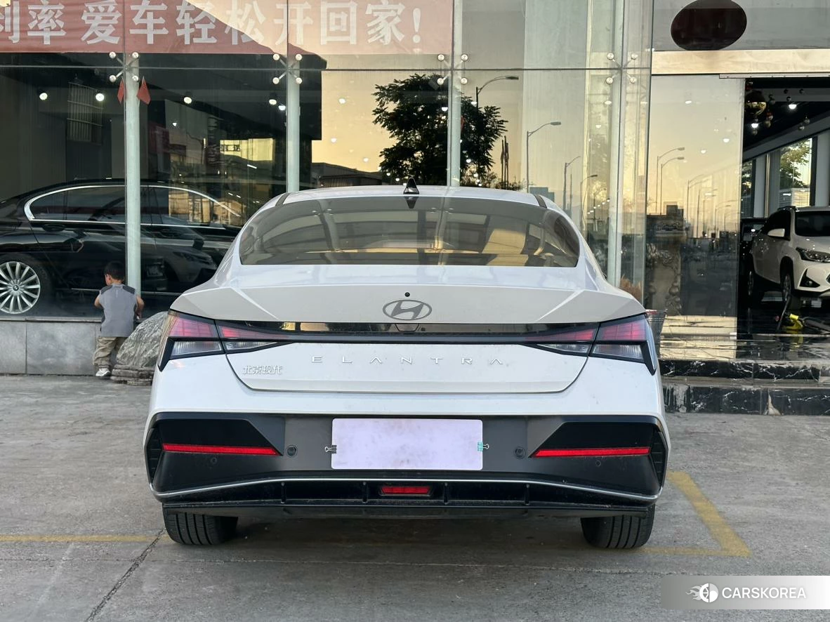 Hyundai Elantra 2023 Белый из Китая, фото 5