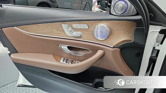 Mercedes-Benz E-Class W213 2022 Белый из Кореи, фото 5