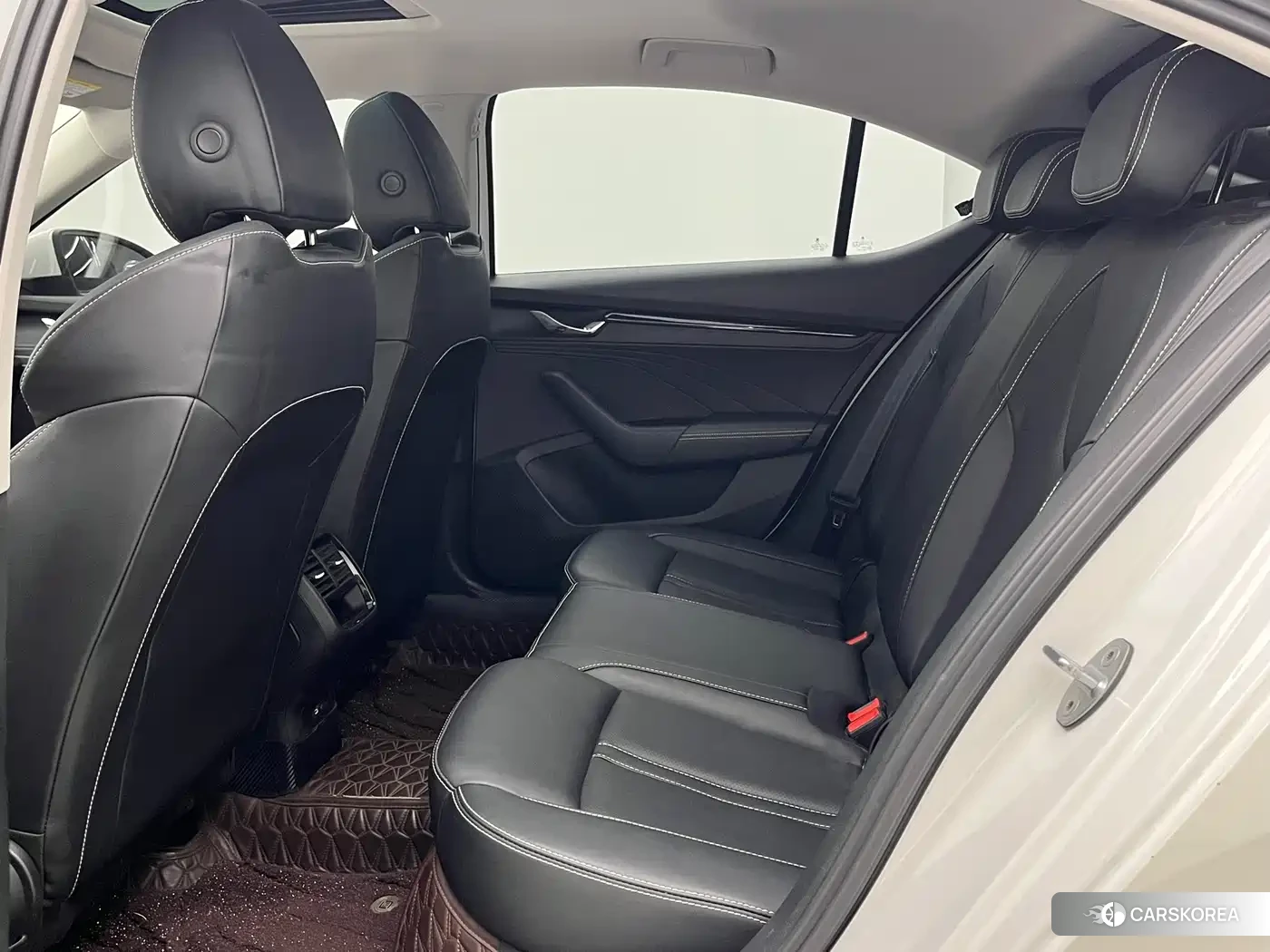 Skoda Octavia 2023 Белый из Китая, фото 5