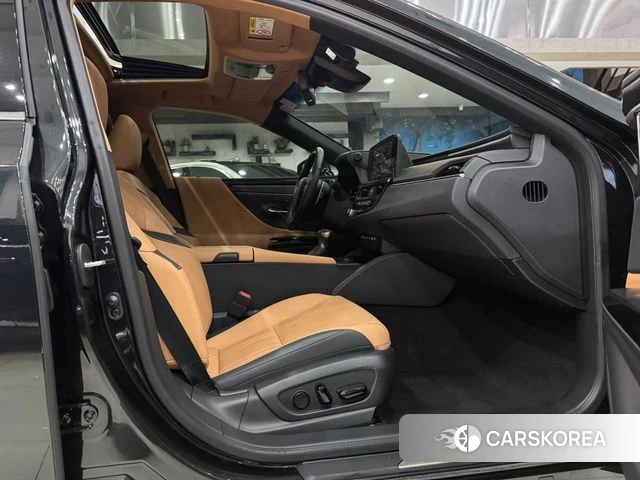 Lexus ES300h 7th generation 2024 Черный из Кореи, фото 5