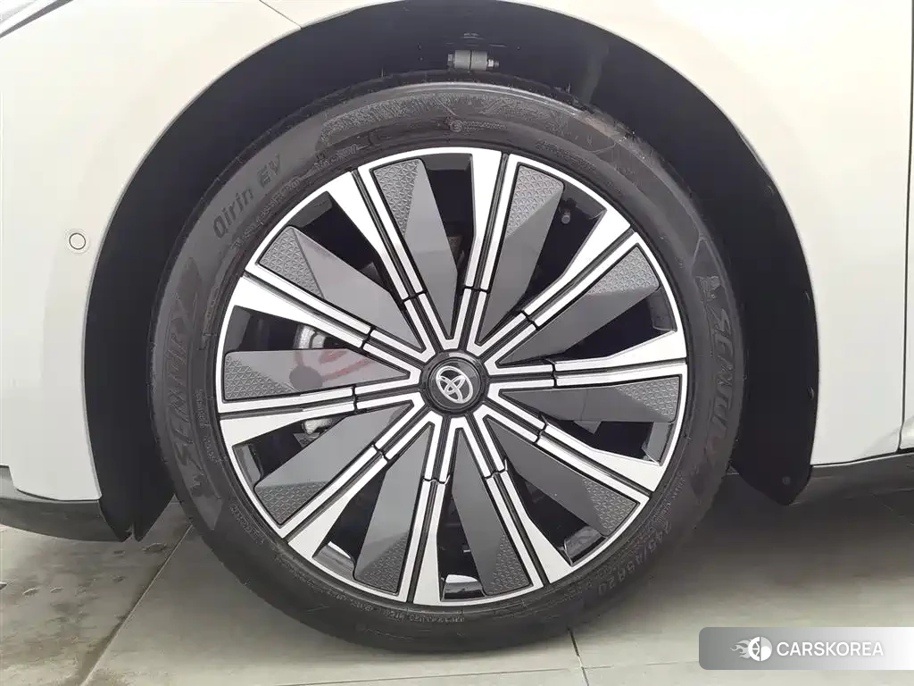 Toyota Platinum Wisdom 7 2026 Silver/gray из Китая, фото 5