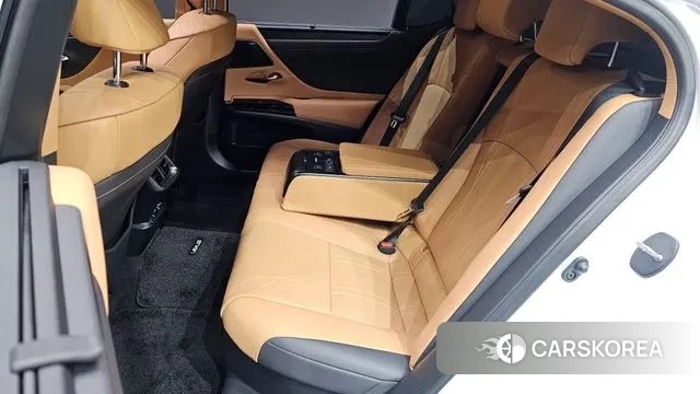 Lexus ES300h 7th generation 2023 Белый из Кореи, фото 5