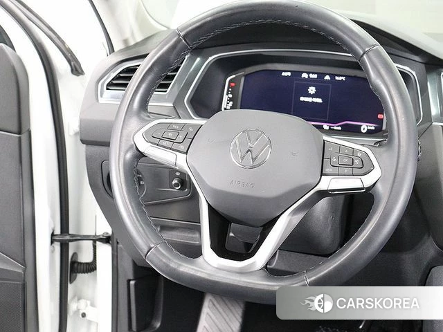 Volkswagen Tiguan Allspace 2023 Жемчужный цвет из Кореи, фото 5