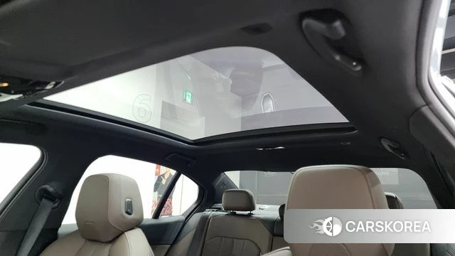 BMW 5 Series (G60) 2025 Светло-серебряный цвет из Кореи, фото 5