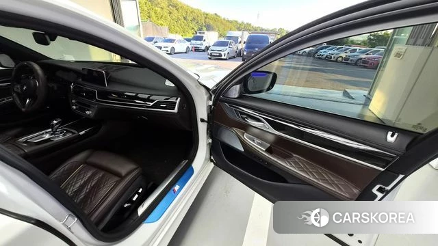 BMW 7 Series (G11) 2020 Жемчужный цвет из Кореи, фото 5