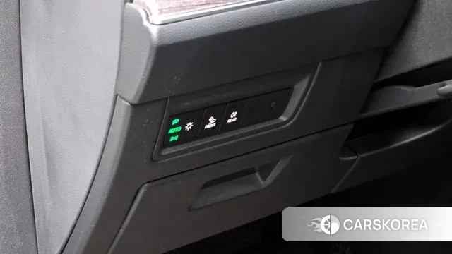 Volkswagen Touareg 3rd generation 2023 Белый из Кореи, фото 5