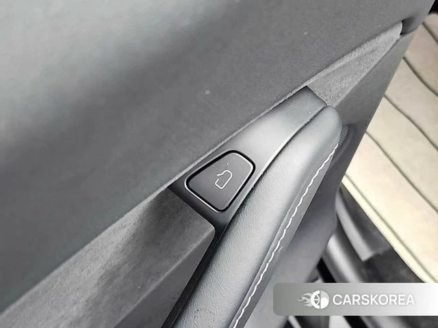 Tesla Model Y 2023 Черный из Кореи, фото 5