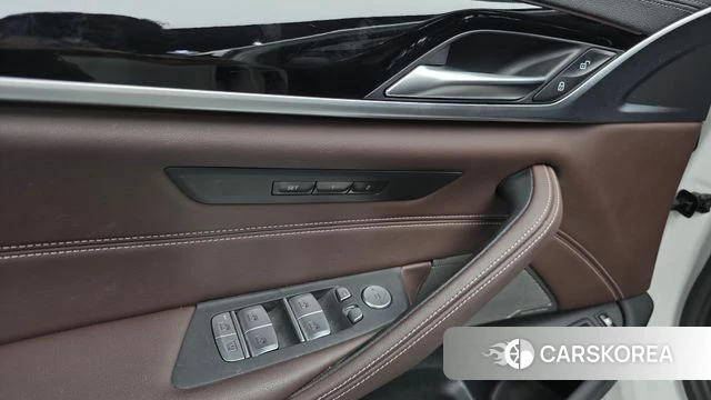BMW 5 Series (G30) 2023 Белый из Кореи, фото 5