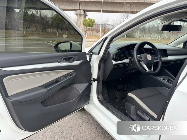 Volkswagen Golf 2023 Белый из Китая, фото 5
