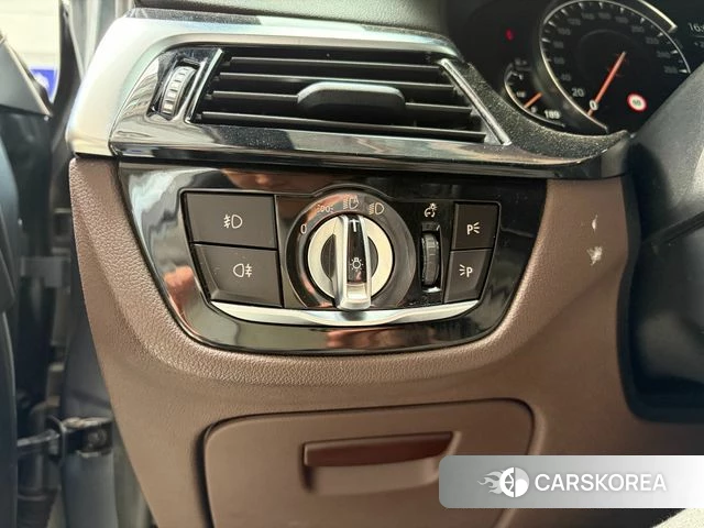 BMW 5 Series (G30) 2018 Серебристо-серый из Кореи, фото 5