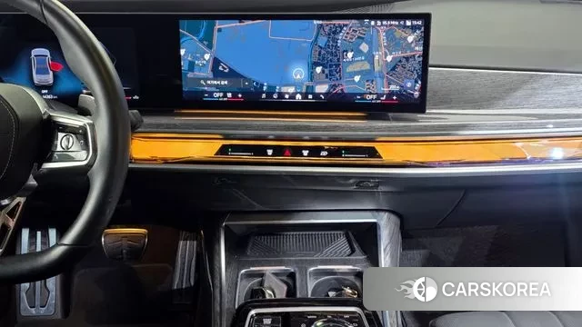 BMW 7 Series (G70) 2024 Светло-серебряный цвет из Кореи, фото 5