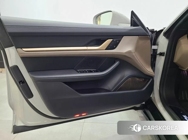 Porsche Taycan 2024 Песочный из Кореи, фото 5