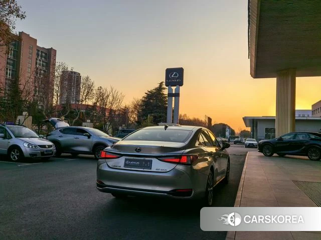 Lexus ES 2024 Серебристо-серый из Китая, фото 5