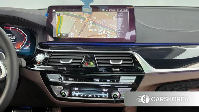 BMW 5 Series (G30) 2023 Белый из Кореи, фото 5