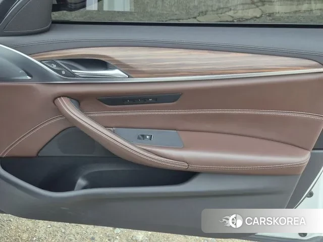 BMW 5 Series (G30) 2018 Белый из Кореи, фото 5