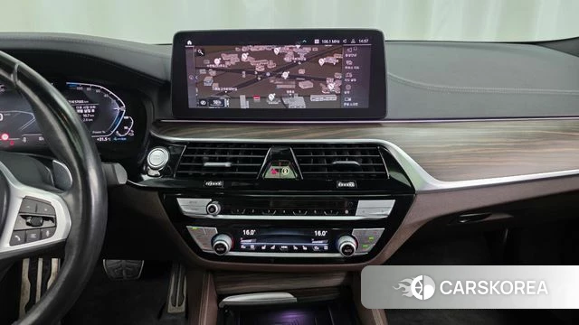 BMW 5 Series (G30) 2021 Белый из Кореи, фото 5