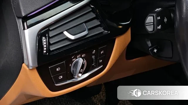 BMW 5 Series (G30) 2018 Белый из Кореи, фото 5