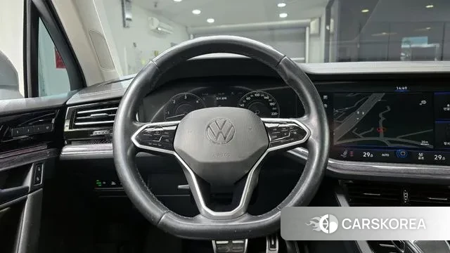 Volkswagen Touareg 3rd generation 2020 Серебристо-серый из Кореи, фото 5