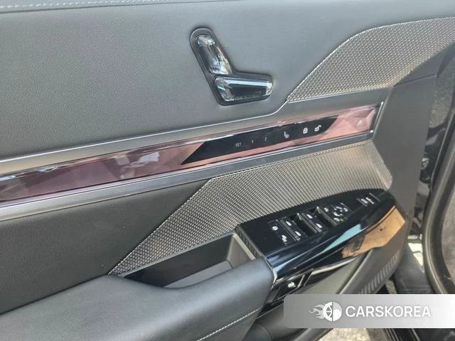 BMW 7 Series (G70) 2023 Черный из Кореи, фото 5