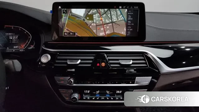 BMW 5 Series (G30) 2023 Серебристо-серый из Кореи, фото 5